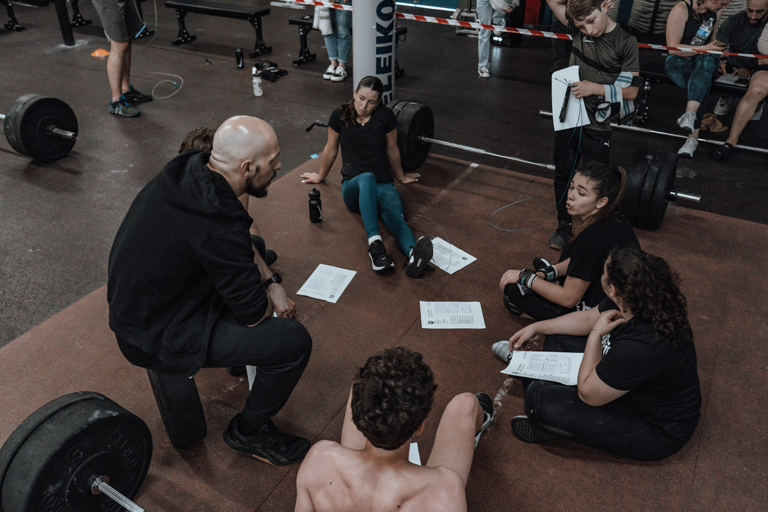 Professionnels du sport réunis dans une salle