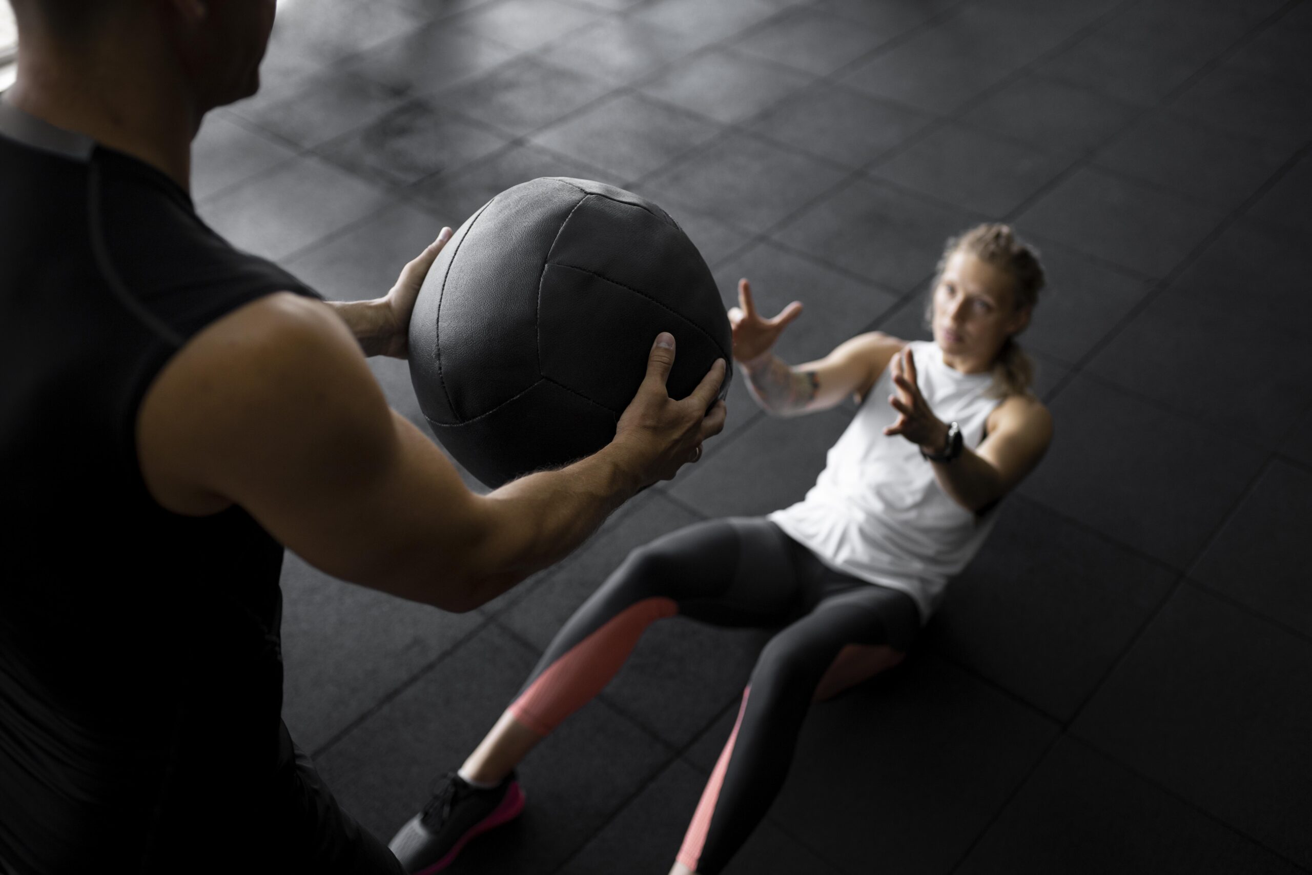 Coach sportif accompagnant une cliente pendant une séance