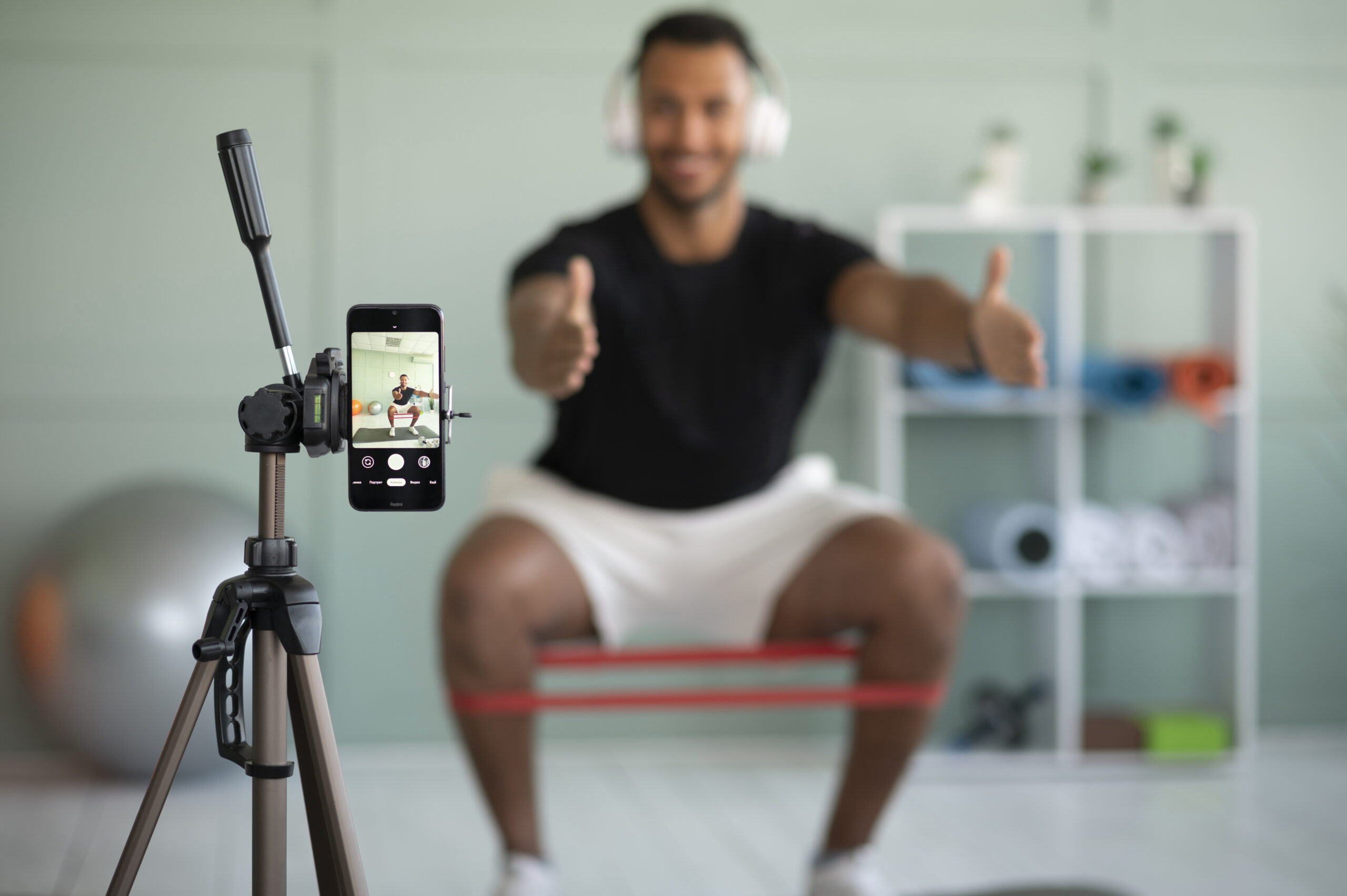 Coach sportif créant une vidéo pour ses réseaux sociaux