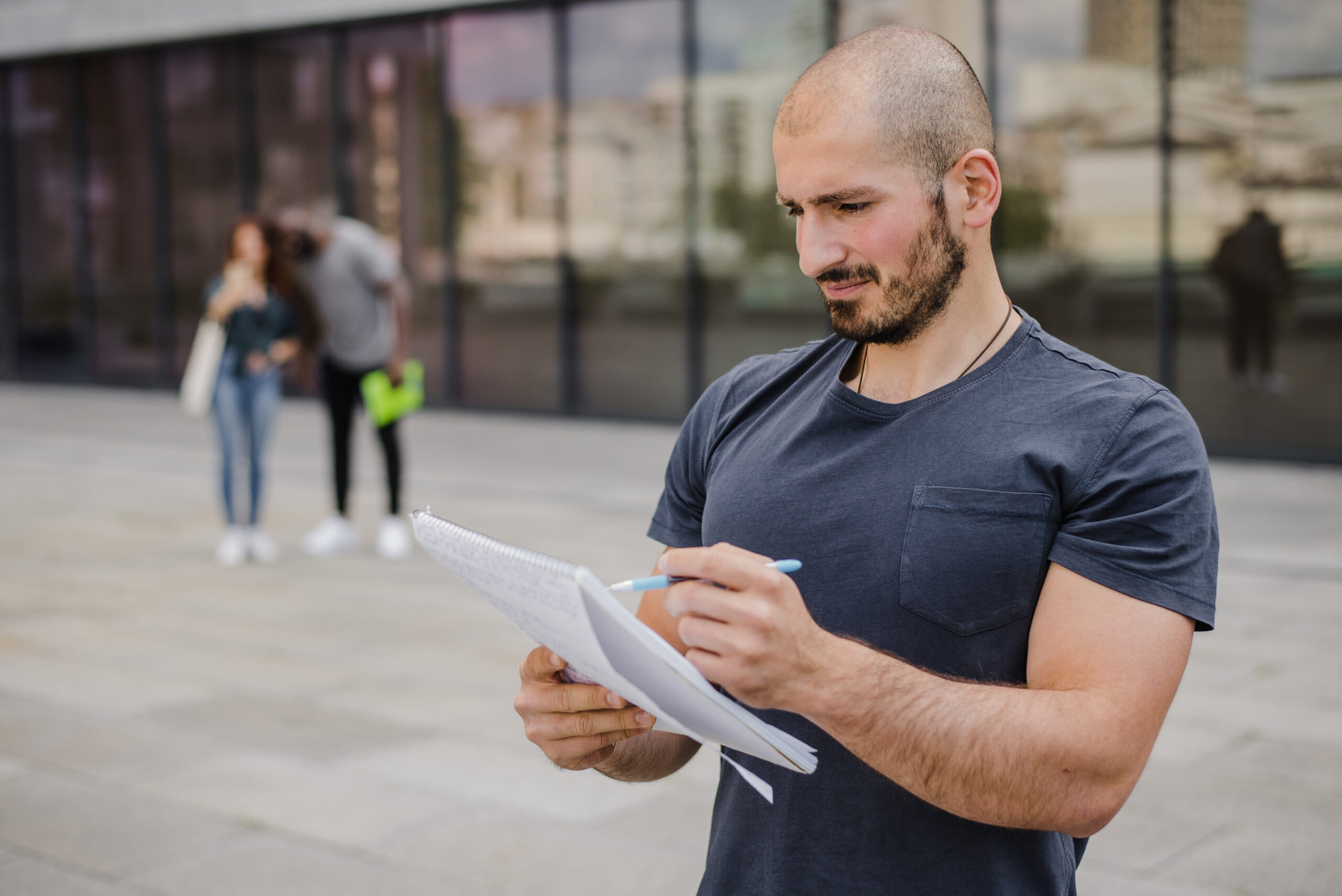Professionnel du sport travaillant avec un carnet