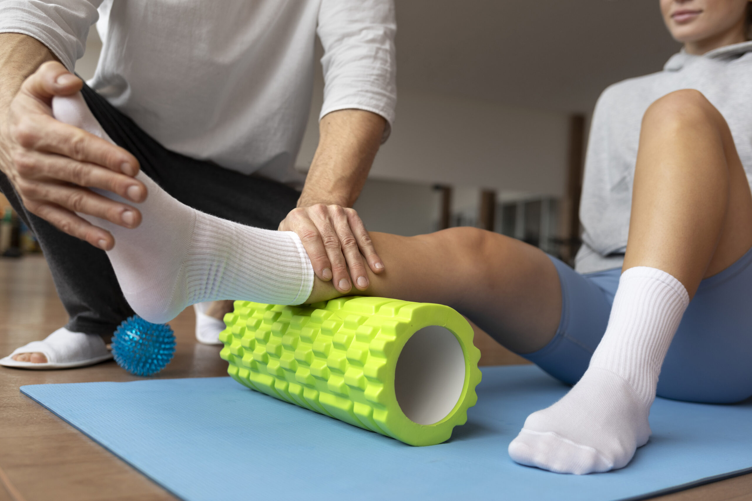 Patiente accompagnée pendant une séance de rééducation