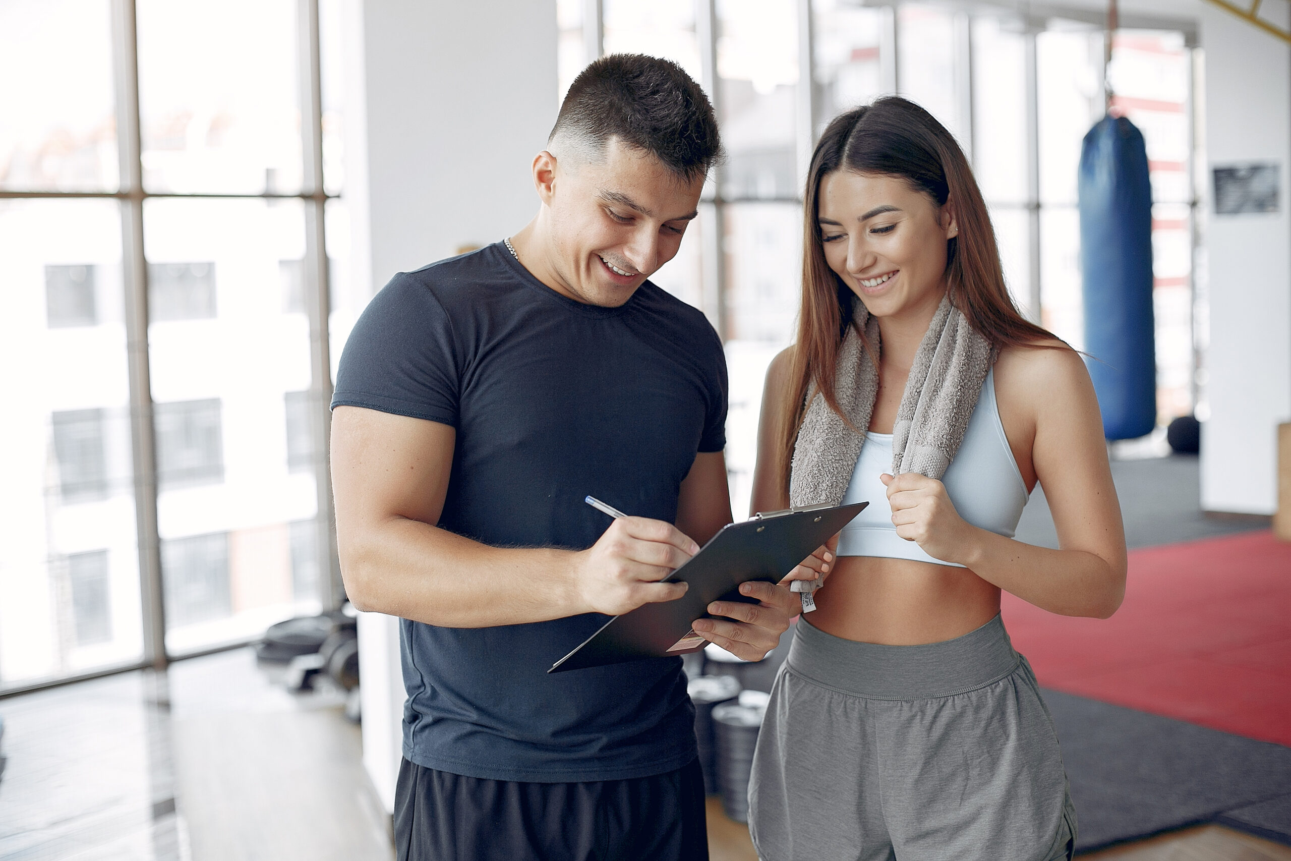 Coach sportif préparant un programme sur ordinateur